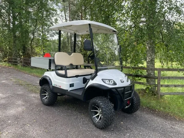 Italcar Attiva XTR 2.6 med flak på en grusväg