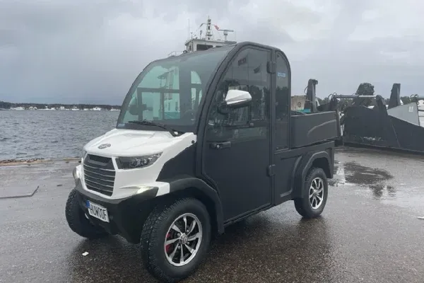 Italcar arbetsfordon med hytt och flak vid kaj