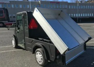 Arbetsfordon med hytt och uppfällt tippflak i aluminium