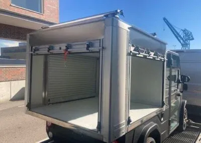 Skåp med öppen jalusilucka