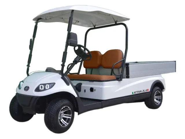 Vit Italcar Attiva 2L.6 med tak, bruna säten och långt aluminiumflak